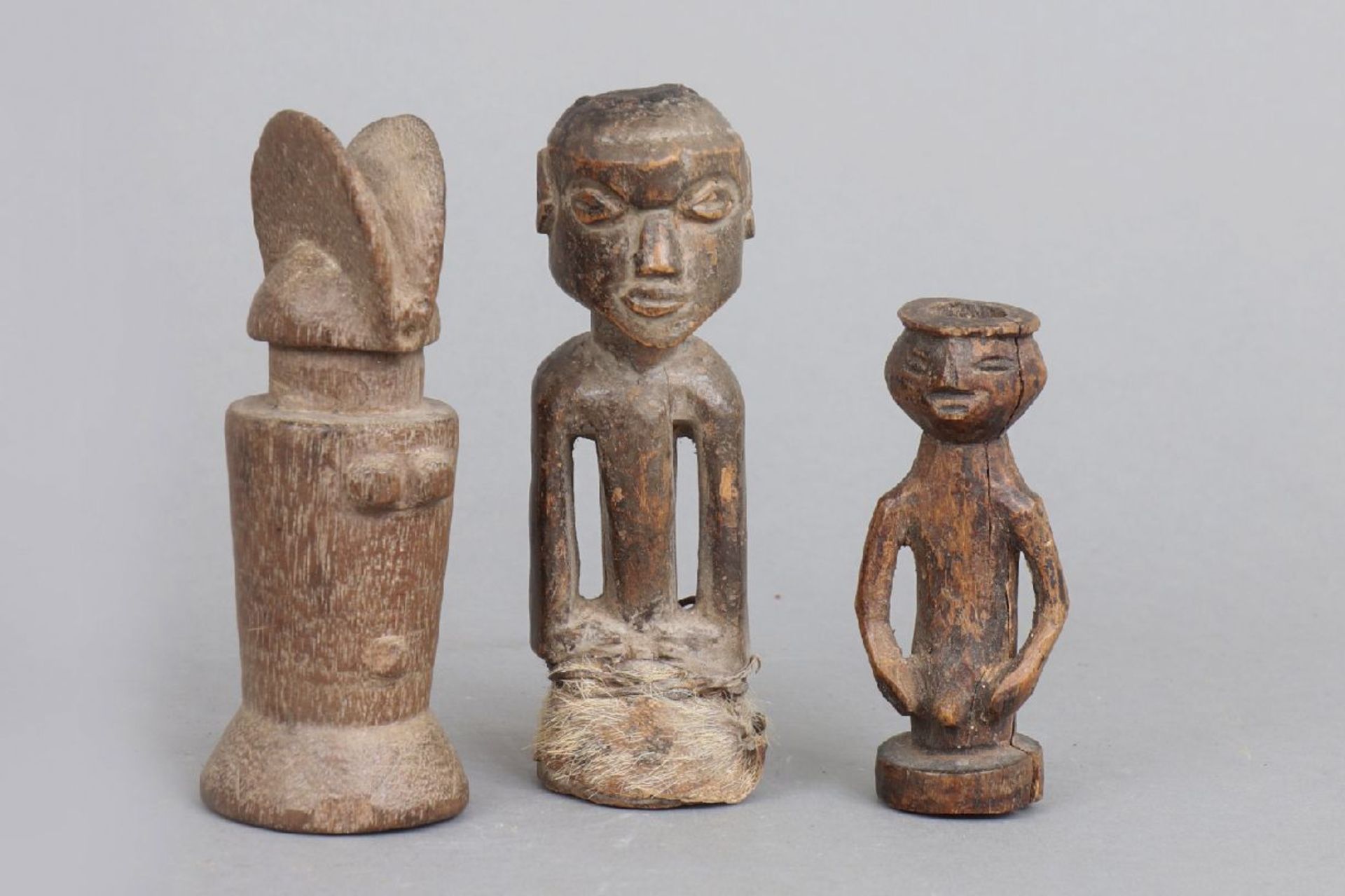 3 afrikanische Miniatur Ritual-Figurendiverse, Holz, geschnitzt und patiniert, 1x mit