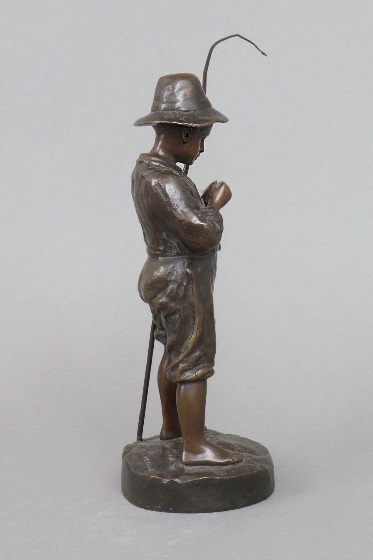 A. JOLIVEAUX (Bildhauer des 19./20. Jhdts), Bronzefigur ¨Junger Angler¨ - Image 3 of 5