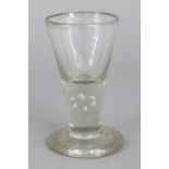 Pokalförmiges Glas des 18. Jahrhunderts, wohl Lauensteiner