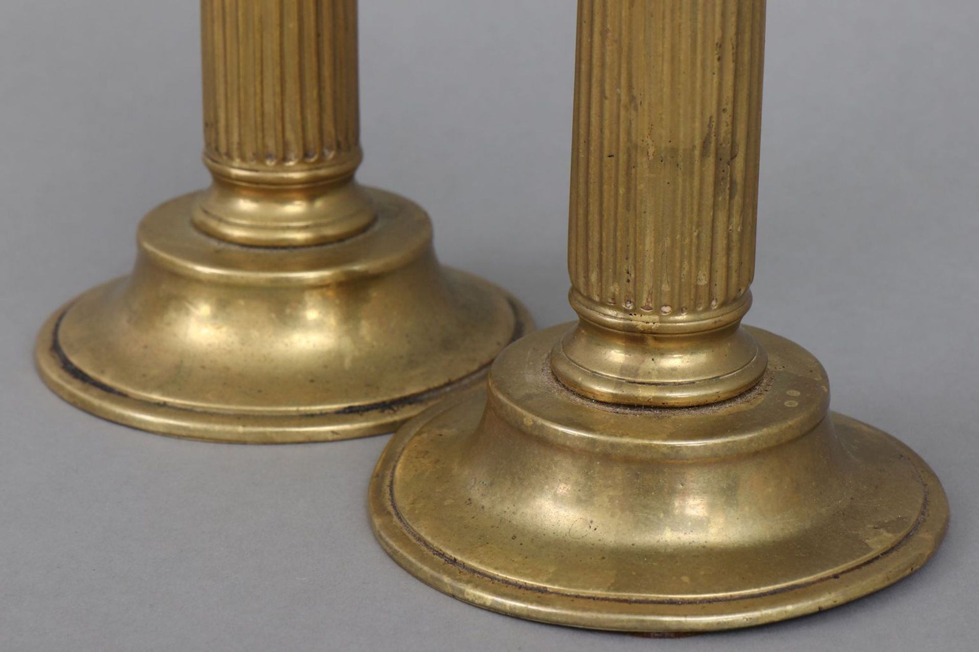 Paar Messing Kerzenleuchter in Säulenform - Image 3 of 3