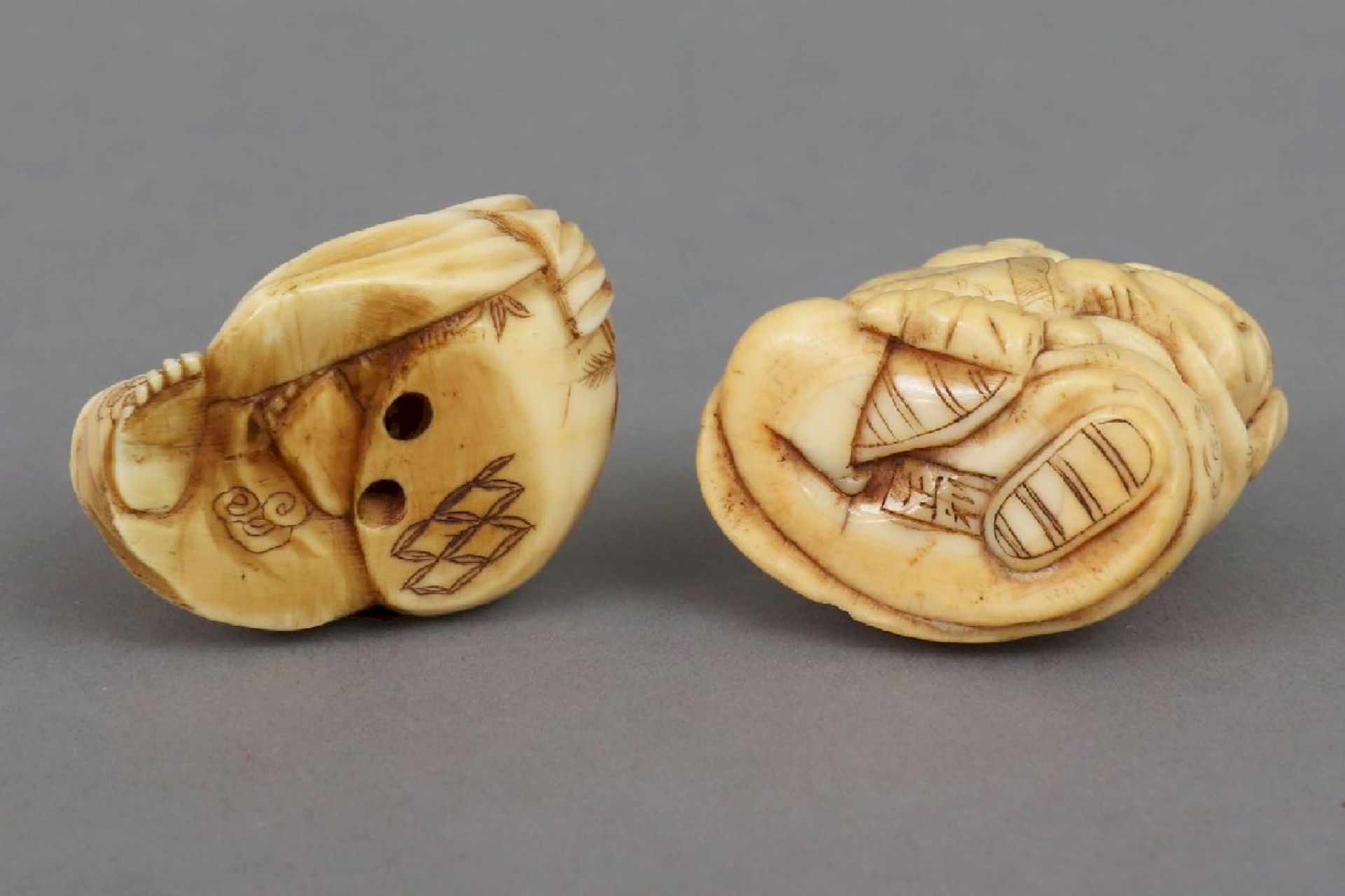 2 japanische Netsuke ¨Japaner mit Drachenhund¨ und ¨Japaner mit blattförmigem Fächer¨ - Image 3 of 3