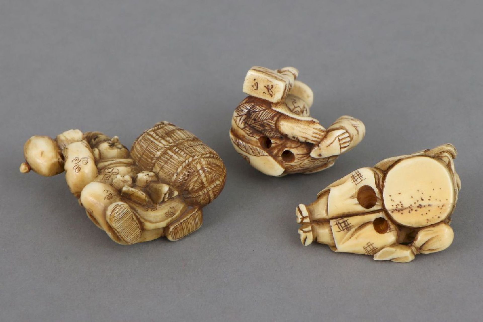 3 japanische Netsuke ¨Asiate mit Pilgerflasche¨, ¨Asiate mit Korb¨ und ¨Asiate mit Flechtkorb¨ - Image 3 of 3