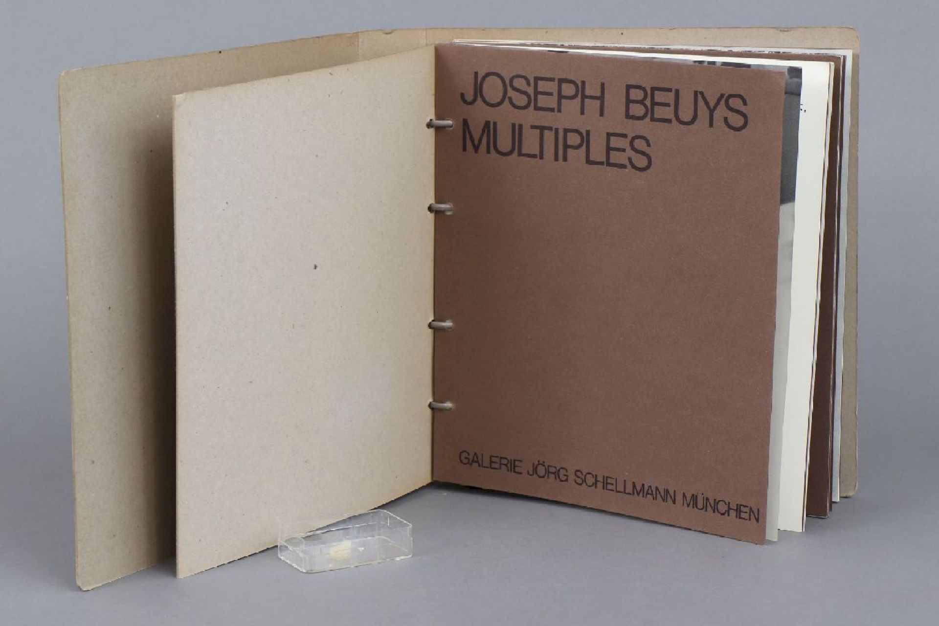 JOSEPH BEUYS (1921-1986) Ringbuch ¨Multiples¨ mit Fett-Fingernagel (1972) - Image 2 of 5
