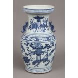 Chinesische Balustervase mit Blaumalerei ¨Antiquitäten und Blüten¨