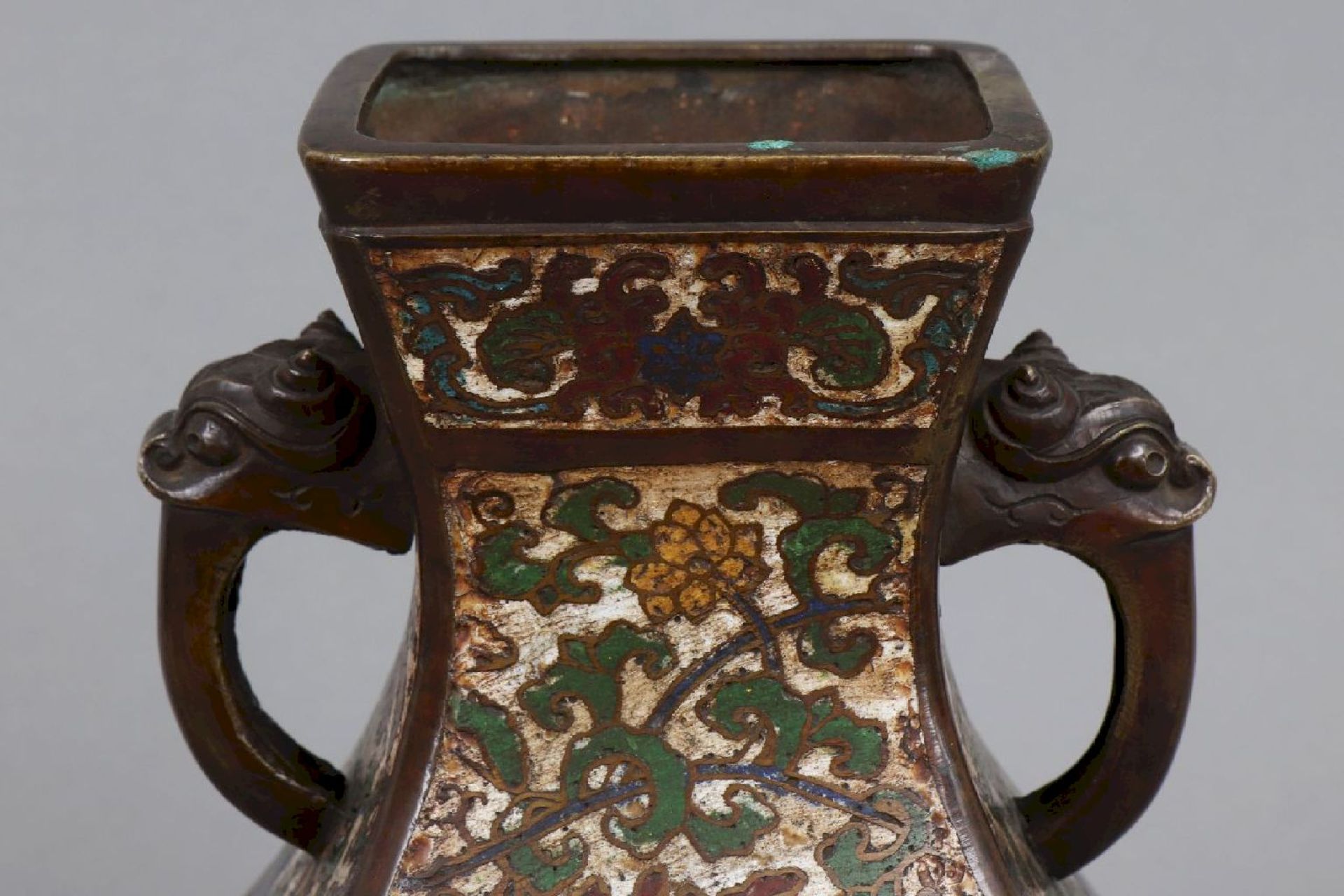 Asiatische Bronzevase mit Cloisonee im archaischen Stil - Image 2 of 5
