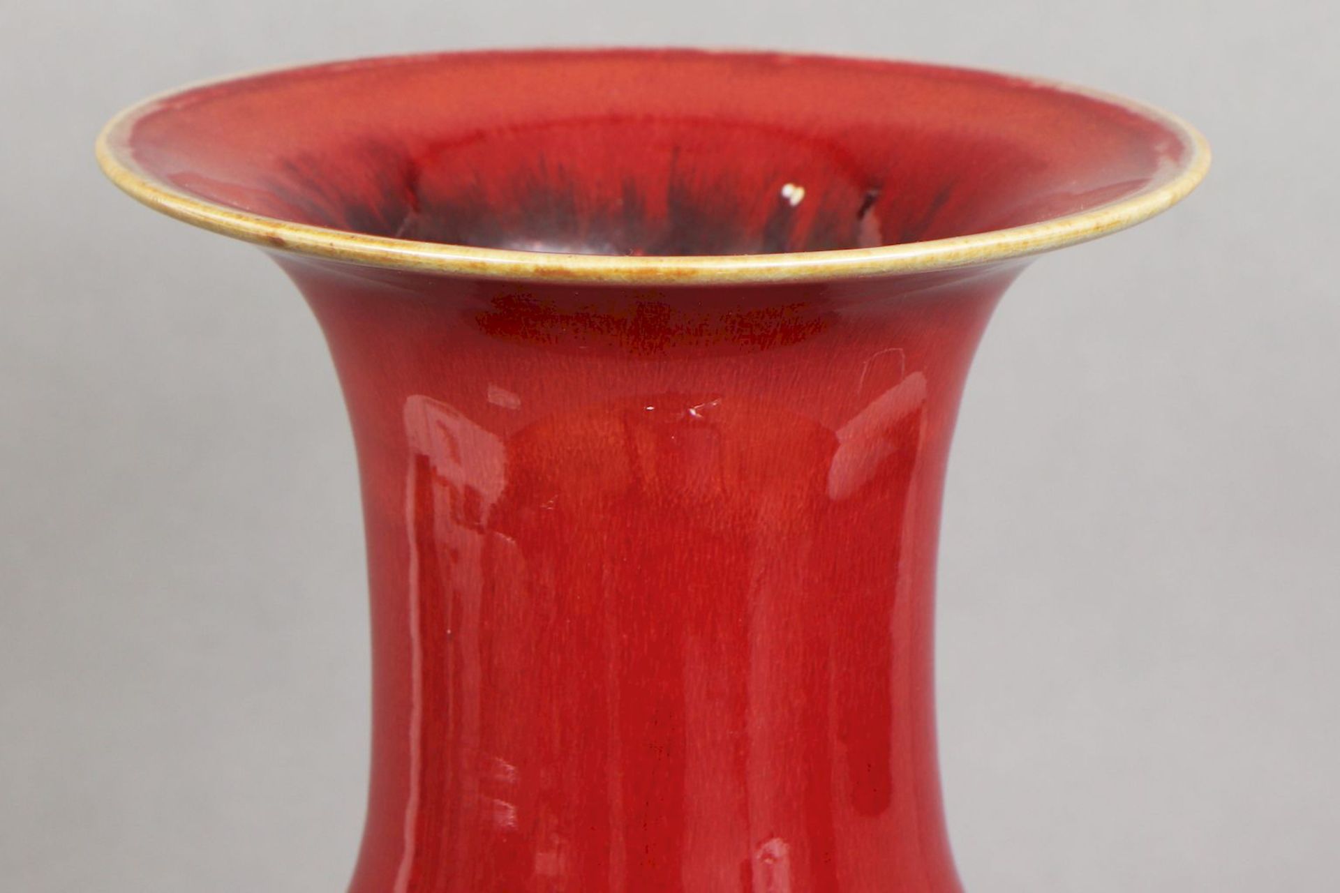 Große chinesische ¨sange-de-boeuf¨(Ochsenblut) Vase - Image 2 of 5