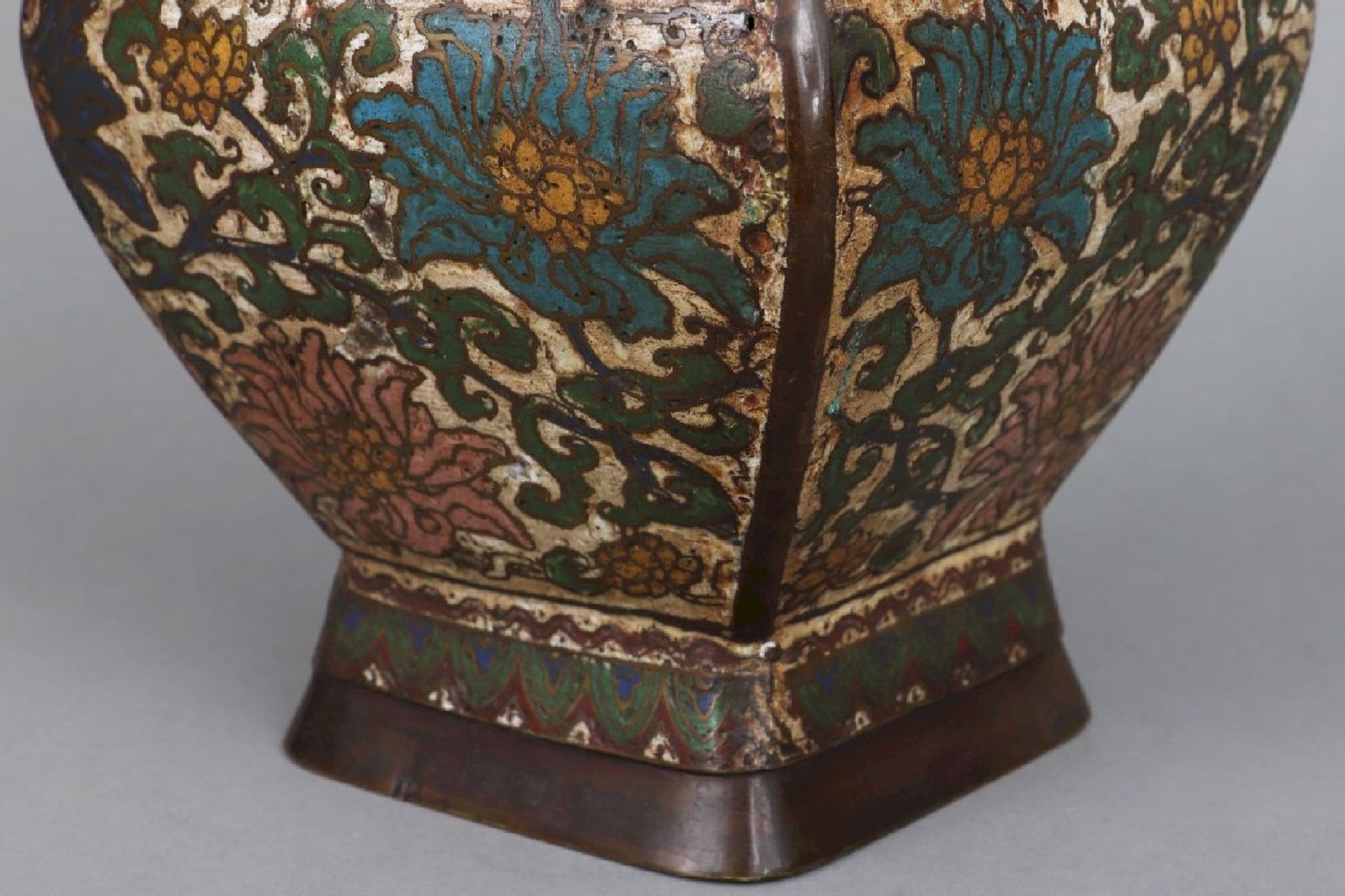 Asiatische Bronzevase mit Cloisonee im archaischen Stil - Image 4 of 5