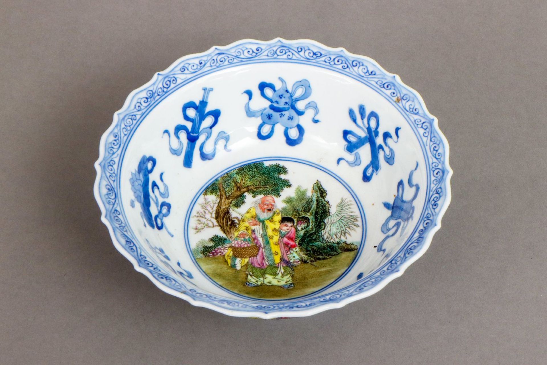 Chinesisches Porzellanschälchen mit Blau- und Fencai-Malerei - Image 3 of 5