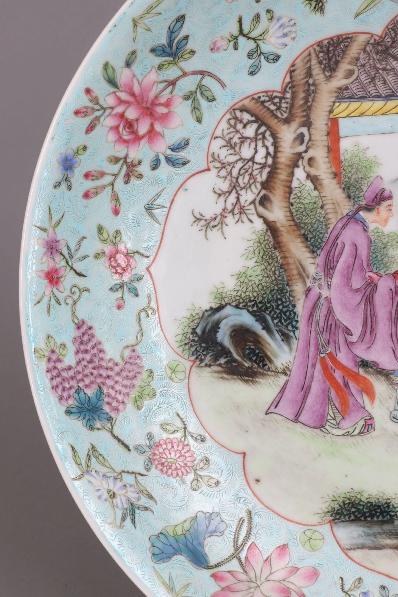 Chinesischer Porzellanteller mit vielfarbiger Fencai-Malerei - Image 3 of 5