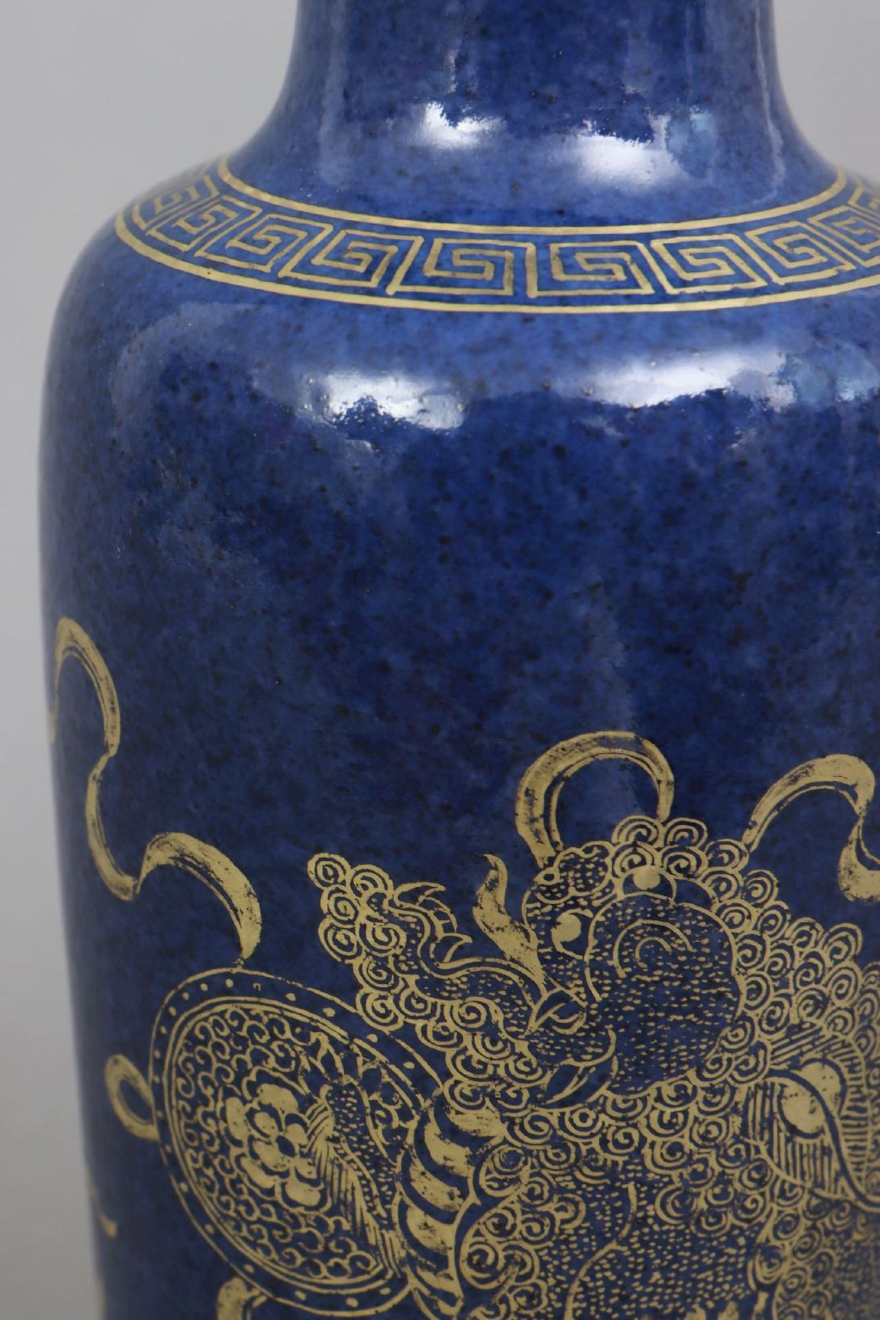 Chinesische Porzellanvase mit powder-blue Glasur - Image 3 of 6