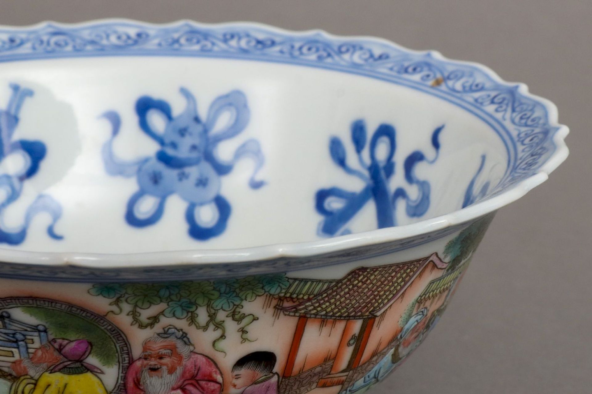 Chinesisches Porzellanschälchen mit Blau- und Fencai-Malerei - Image 5 of 5