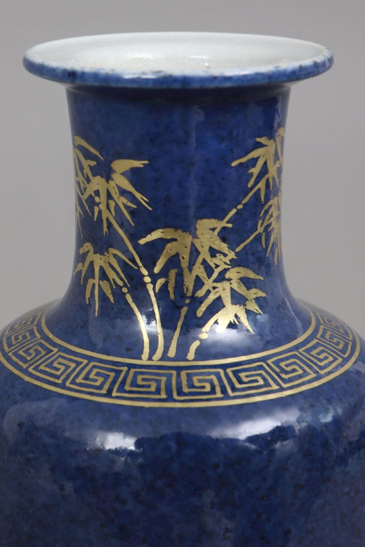 Chinesische Porzellanvase mit powder-blue Glasur - Image 4 of 6