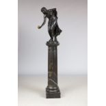 WALTER SCHOTT (1861-1938) Bronzefigur ¨Kugelspielerin¨ (großes Modell)