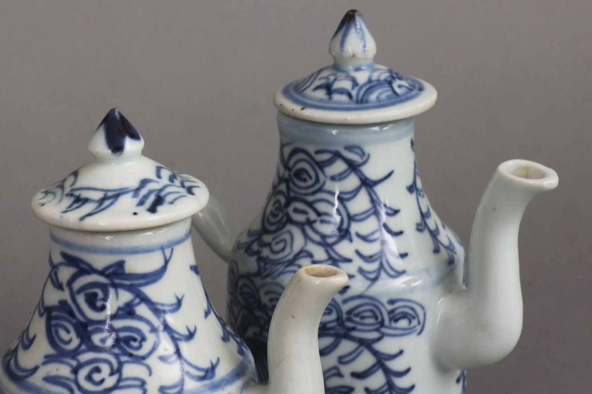 Paar chinesische Porzellan-Kännchen im Stile Ming - Image 3 of 4