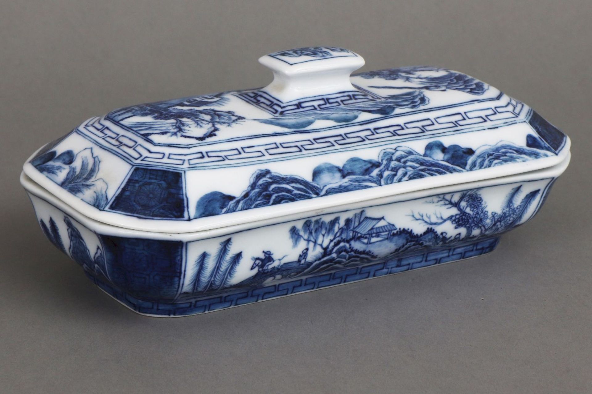 Chinesische Porzellan-Deckeldose mit Blaumalerei