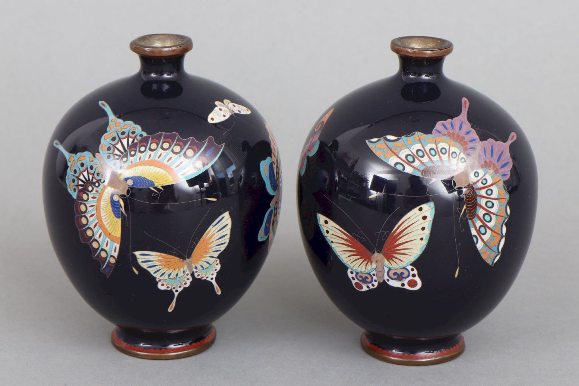 Paar japanische Cloisonné-Vasen