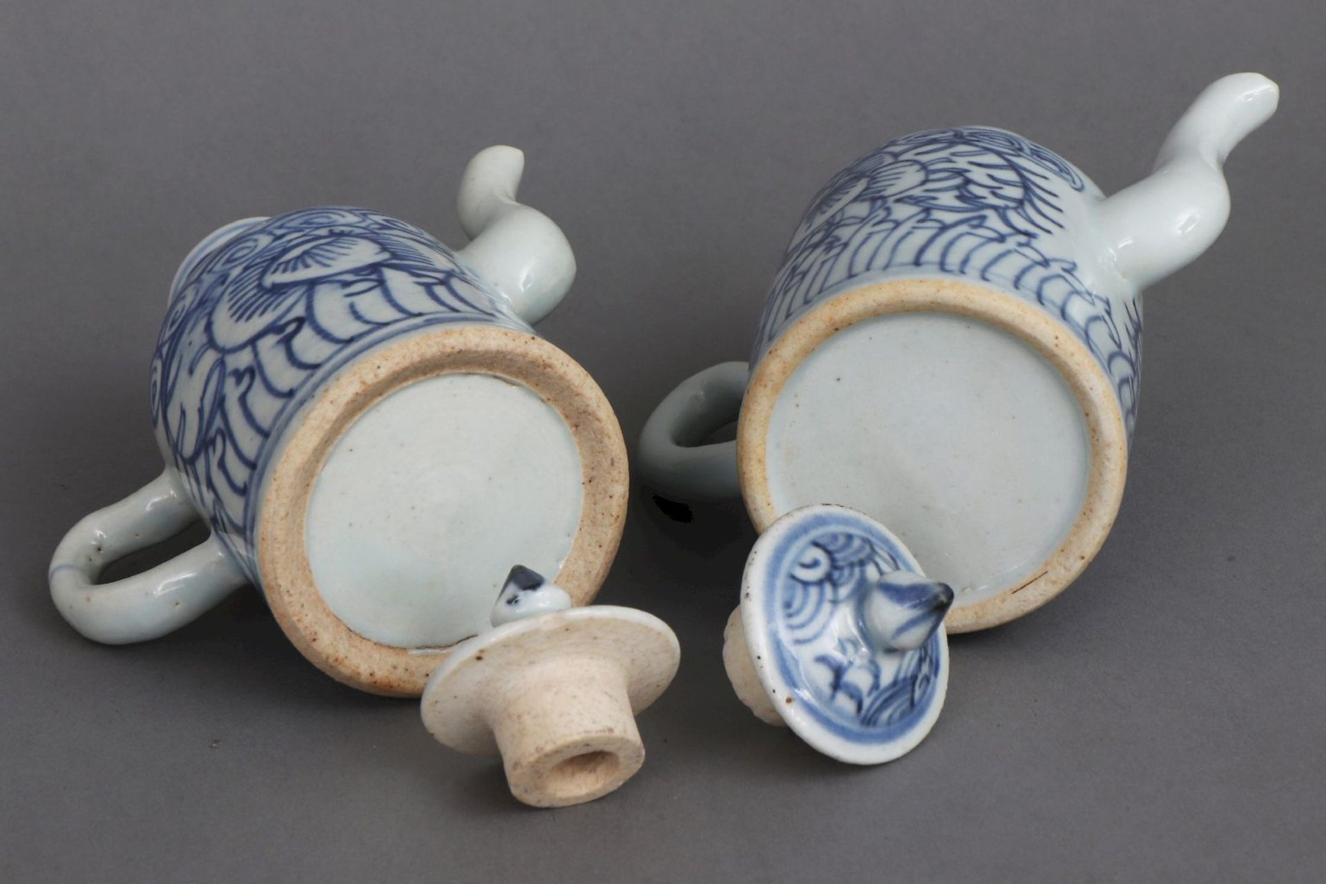 Paar chinesische Porzellan-Kännchen im Stile Ming - Image 4 of 4
