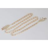 Langes Perlenband im Charleston-Stil