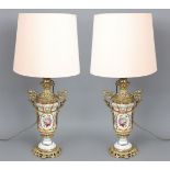 Paar prunkvolle Tischlampen mit Porzellanfüßen in Form von Vasengefäßen