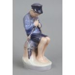 ROYAL COPENHAGEN Porzellanfigur ¨Schnitzender Hirtenjunge¨