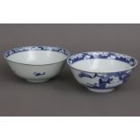 Paar chinesische Porzellanschalen mit Blaumalerei im Stile Ming