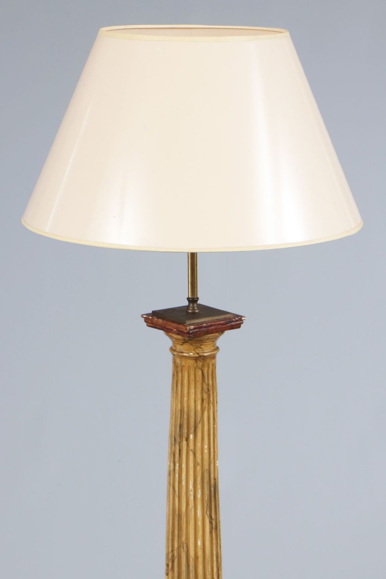 Stehlampe mit Fuß in Form einer klassizistischen, kannelierten Säule - Image 2 of 3