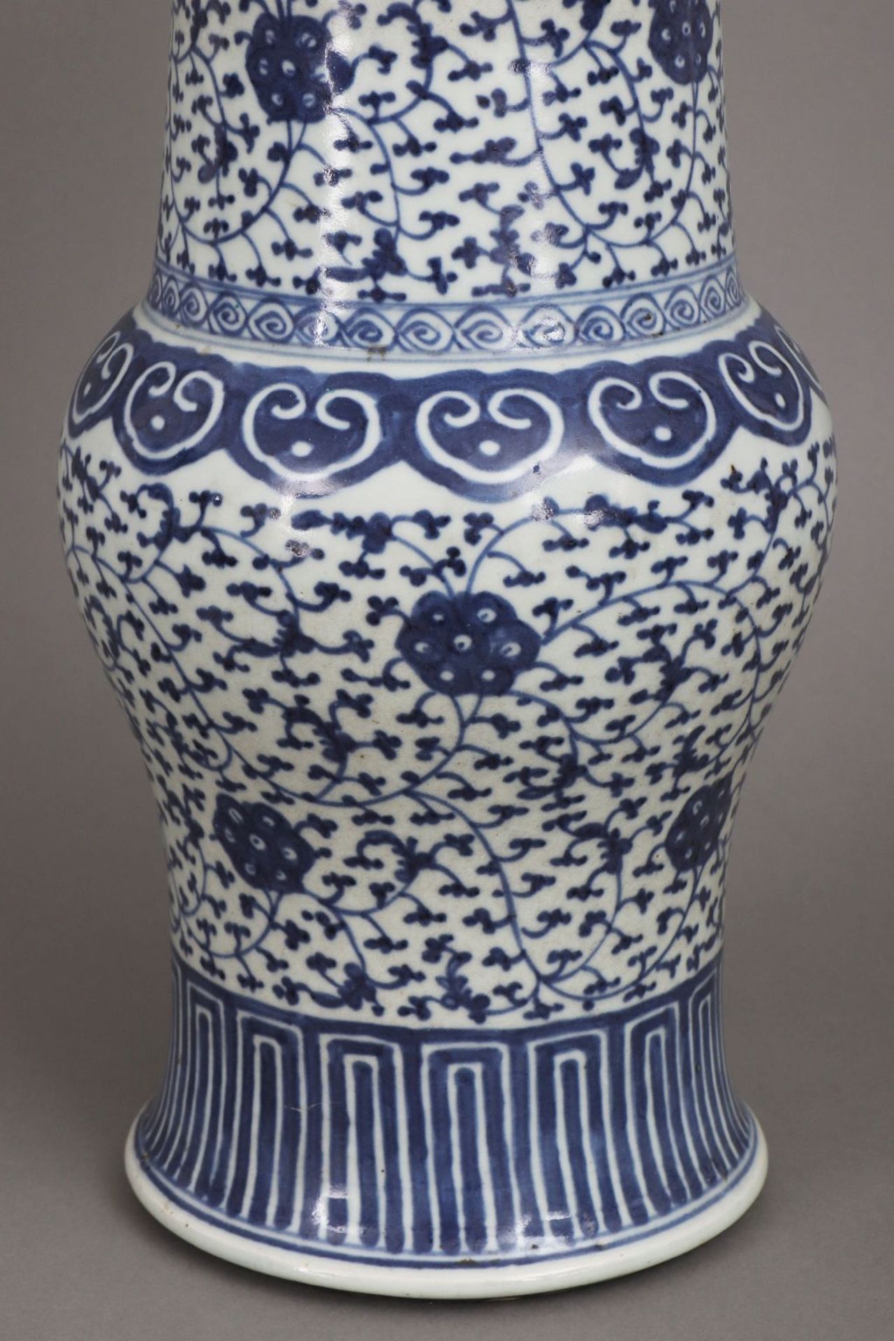 Chinesische Porzellanvase in Gu-Form mit Blaumalerei - Image 3 of 4