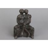 MAREN LIPP (1926-2015) Bronzefigur ¨Sitzendes, verschlungenes Paar¨ (1983)