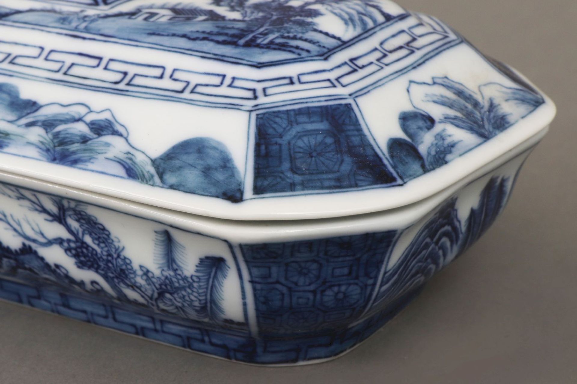 Chinesische Porzellan-Deckeldose mit Blaumalerei - Image 5 of 5