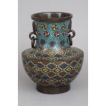 Große Cloisonné-Vase im archaischen Stil