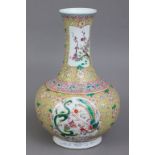 Chinesische Kantonvase mit Emaille-Malerei auf kaisergelbem Grund