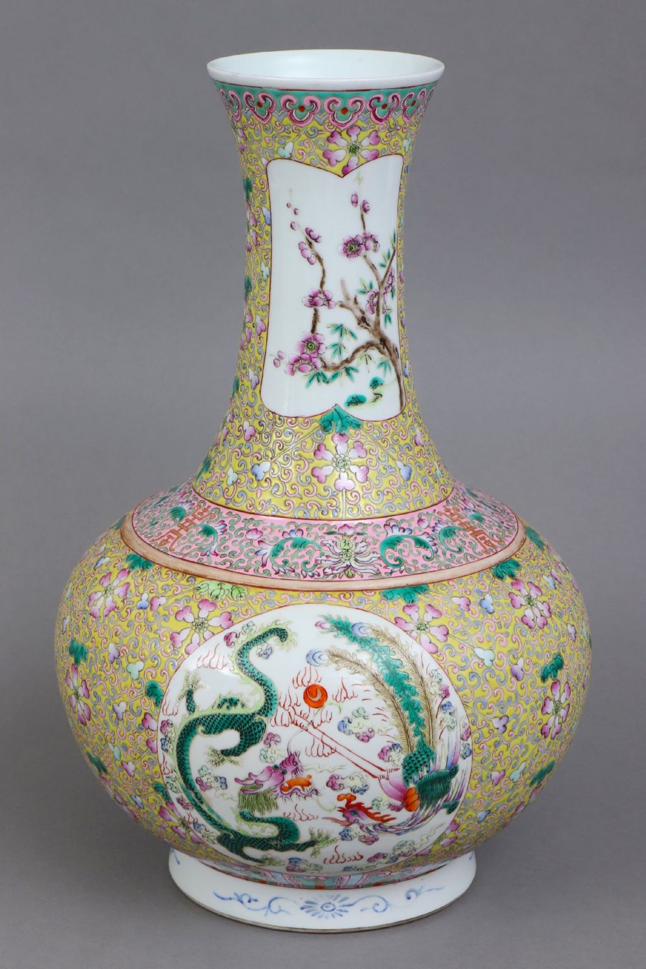 Chinesische Kantonvase mit Emaille-Malerei auf kaisergelbem Grund