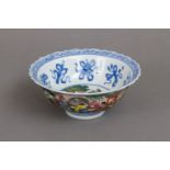 Chinesisches Porzellanschälchen mit Blau- und Fencai-Malerei