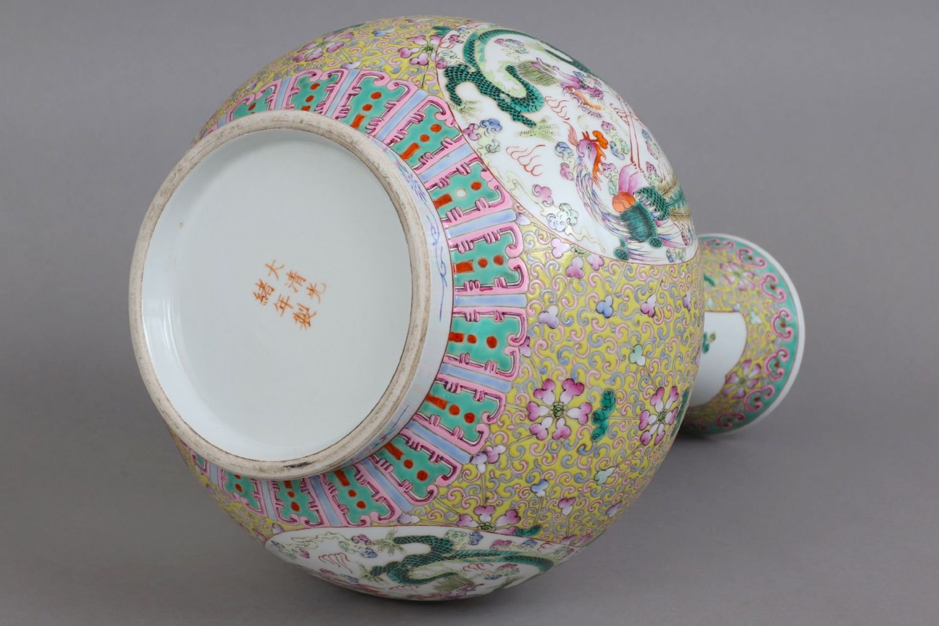 Chinesische Kantonvase mit Emaille-Malerei auf kaisergelbem Grund - Image 2 of 6