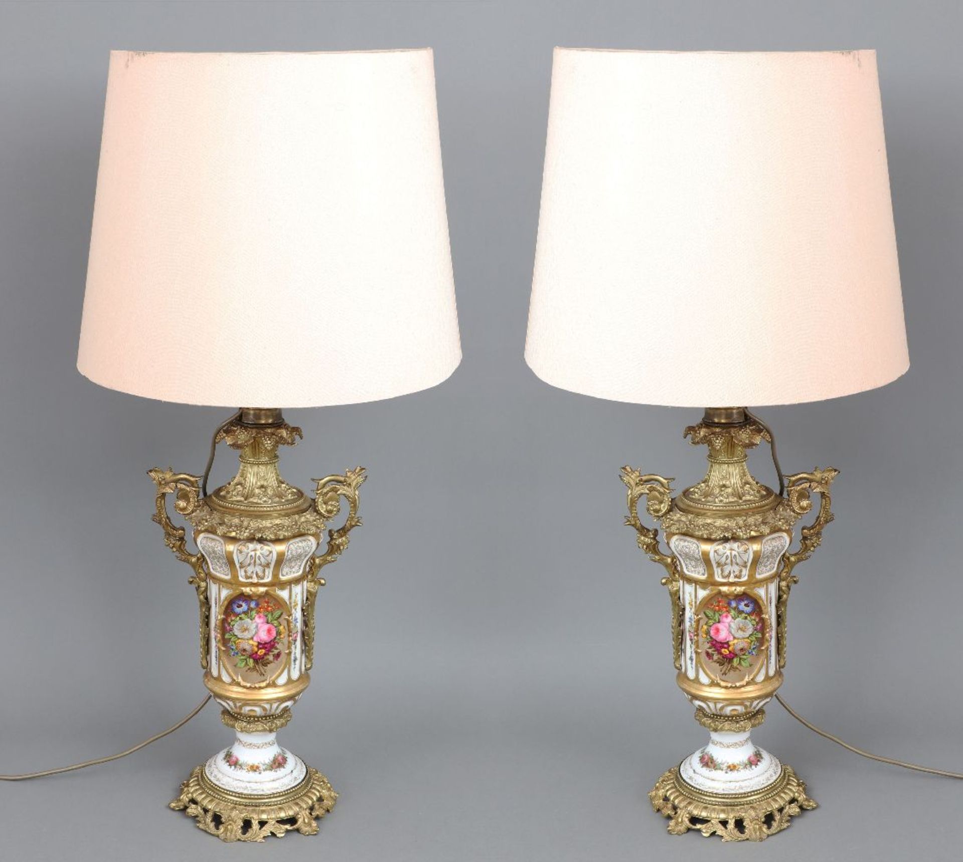 Paar prunkvolle Tischlampen mit Porzellanfüßen in Form von Vasengefäßen - Image 2 of 4