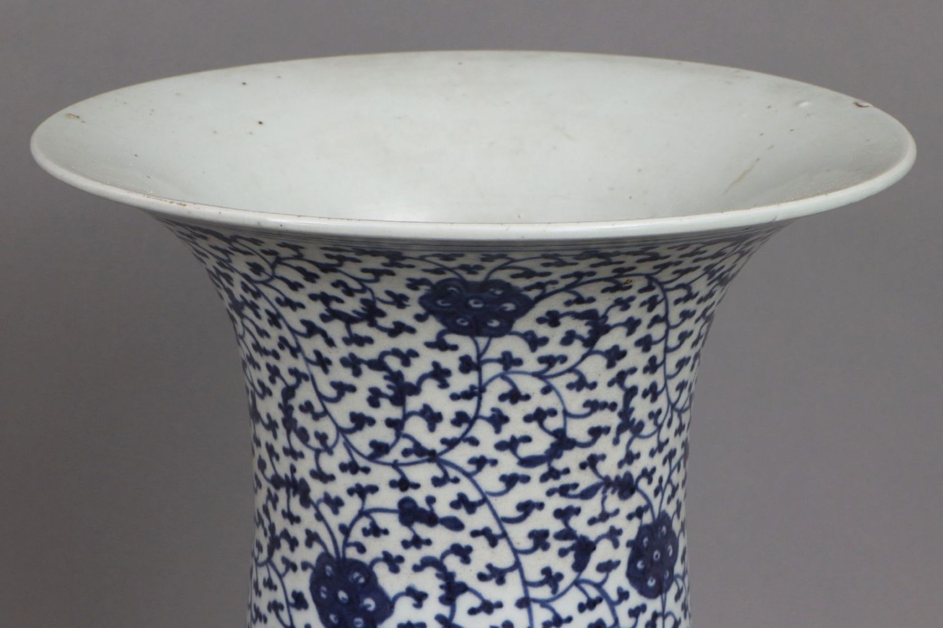 Chinesische Porzellanvase in Gu-Form mit Blaumalerei - Image 2 of 4