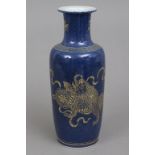 Chinesische Porzellanvase mit powder-blue Glasur