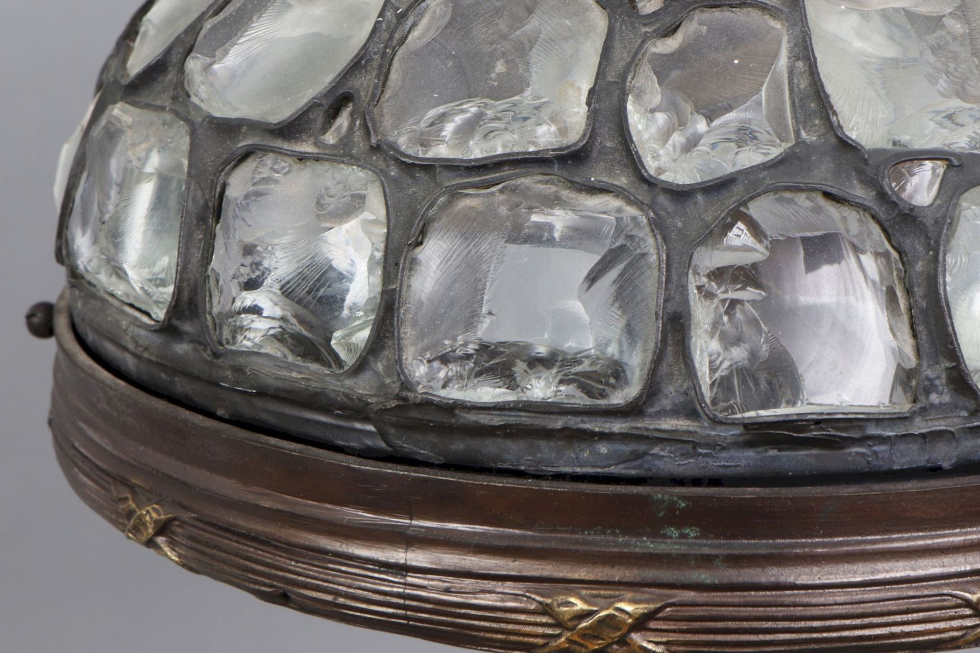 Jugendstil Tischlampe mit kuppelförmigem Glasmosaik-Schirm - Image 3 of 3