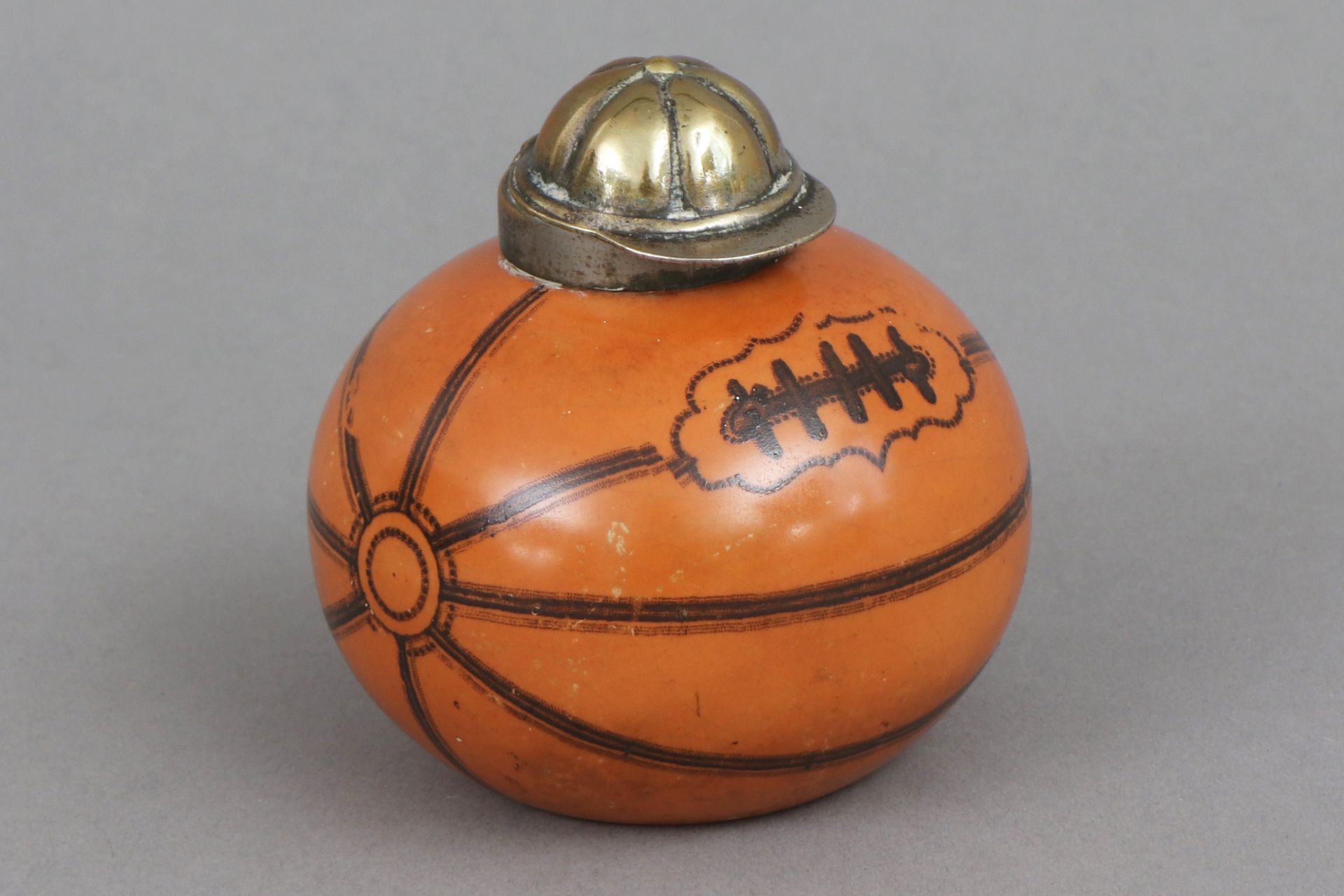 Tintenfass in Form eines Sportballs