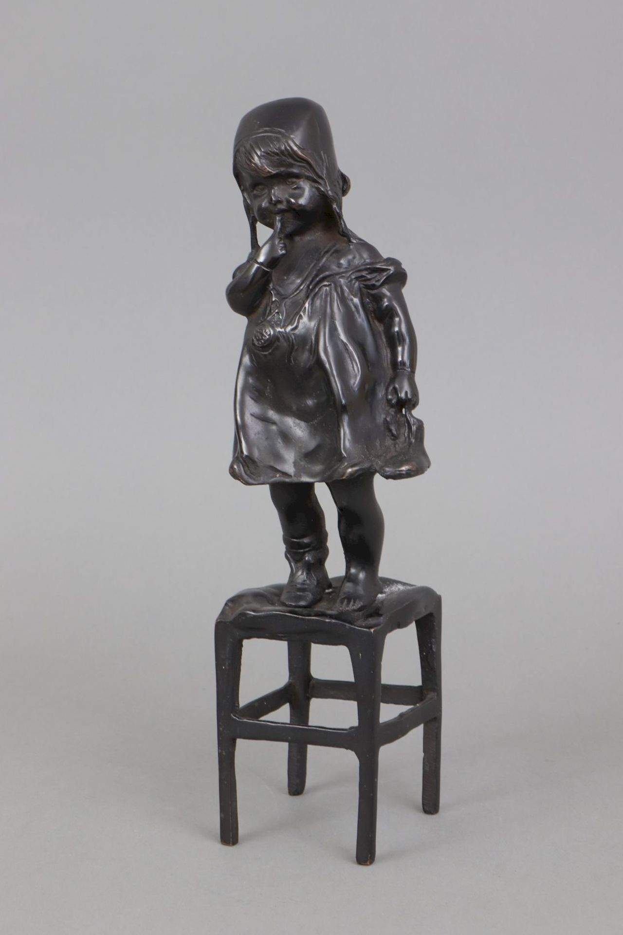 Bronzefigur der Jahrhundertwende ¨Junges Friesenmädchen mit Haube, auf Hocker stehend¨