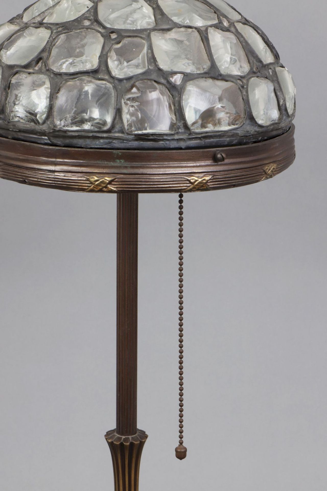 Jugendstil Tischlampe mit kuppelförmigem Glasmosaik-Schirm - Image 2 of 3