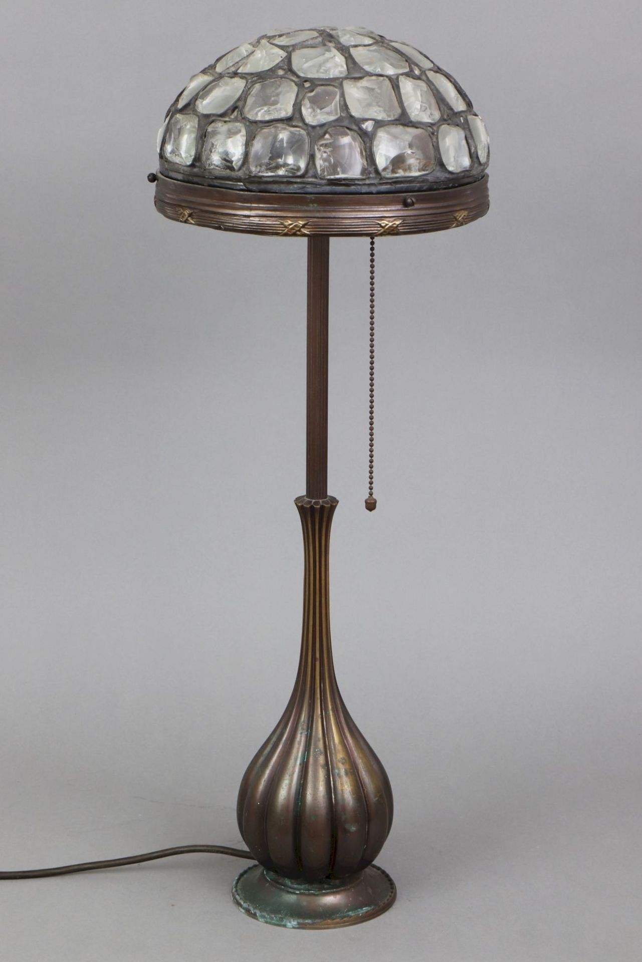 Jugendstil Tischlampe mit kuppelförmigem Glasmosaik-Schirm