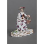 MEISSEN Porzellanfigur ¨Bäuerin mit Huhn und Eierkorb¨