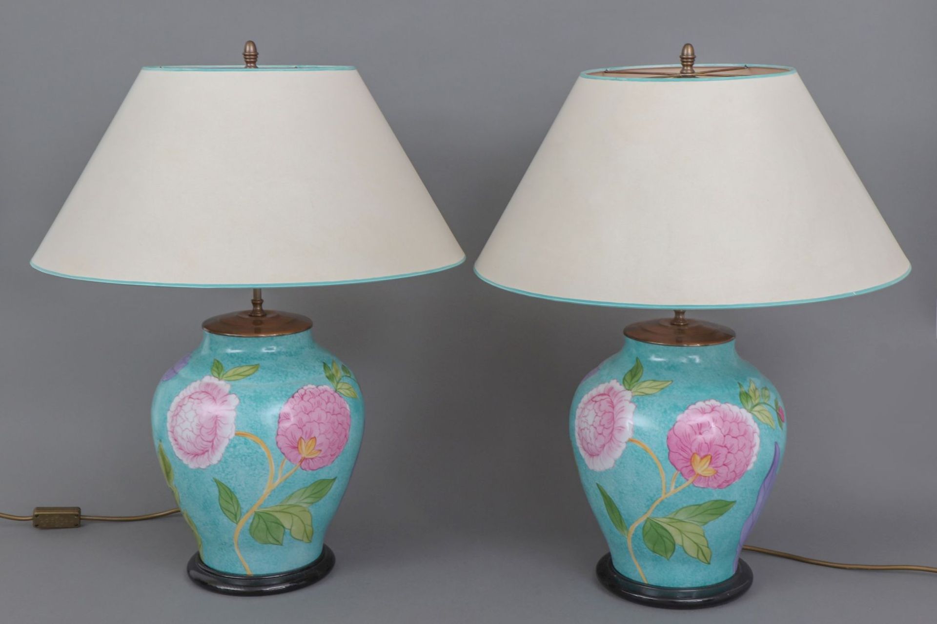 Paar Tischlampen mit Porzellanfüßen im asiatischen Stil