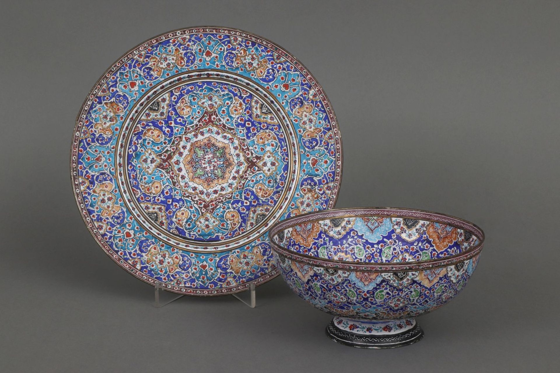 Persische Emailleschale auf Teller