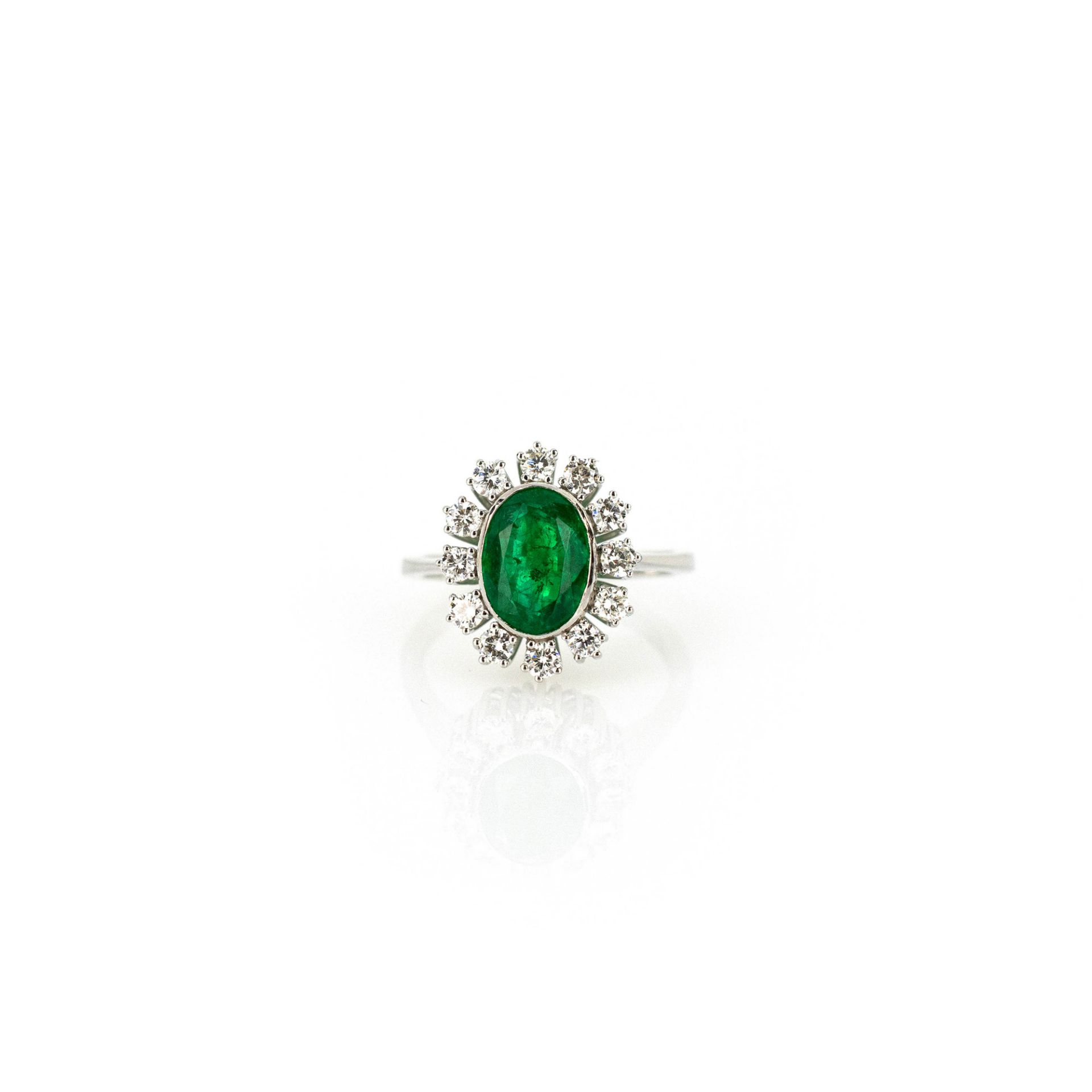 Entourage-Ring mit zentralem Smaragd