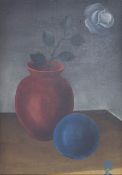 Stilleben mit Vase, Kugel und Rose