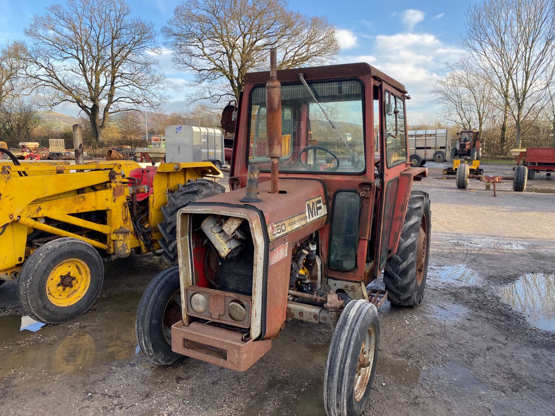 MF550 TRACTOR