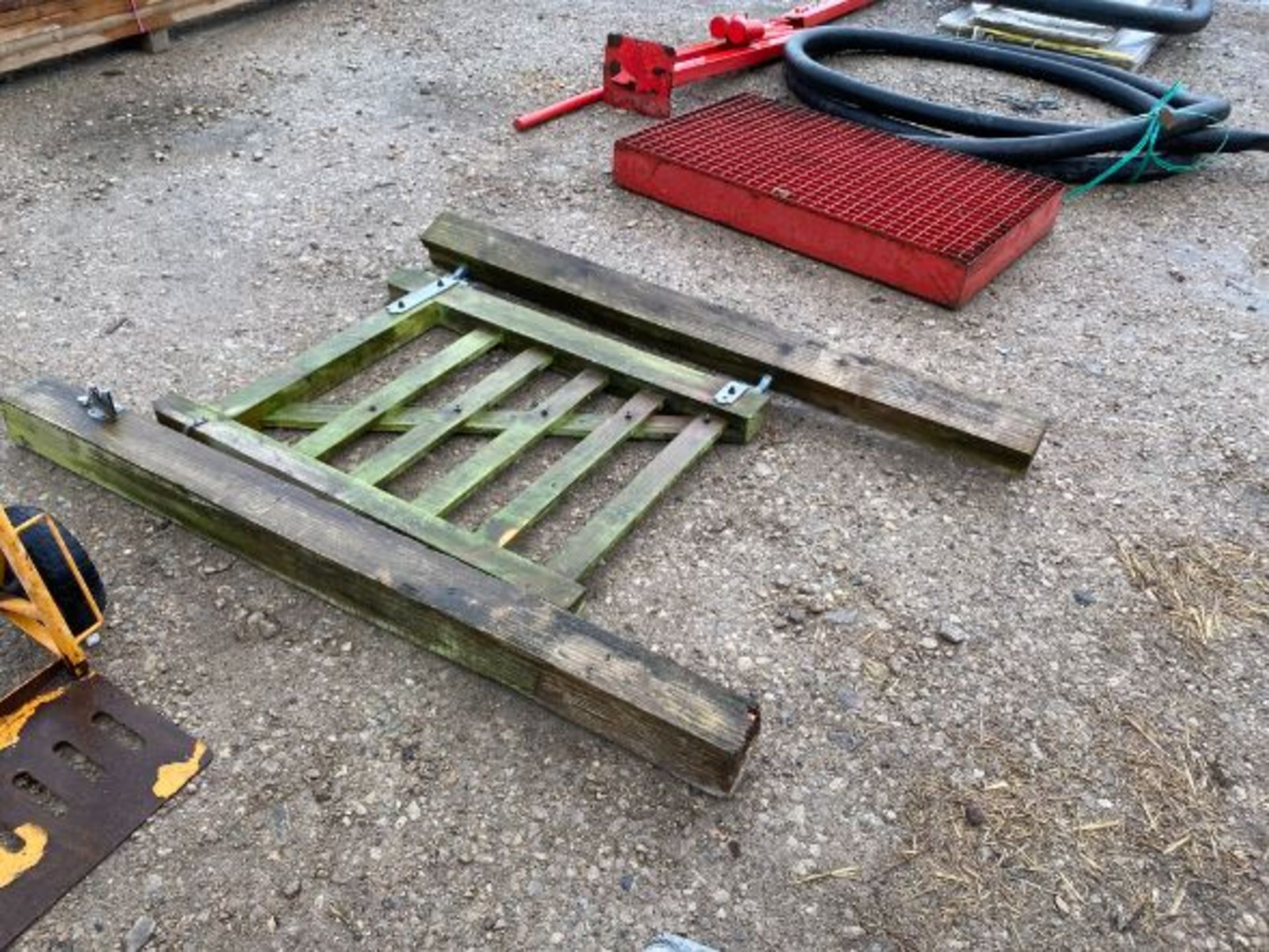 WOODEN GATE & POSTS 3FT