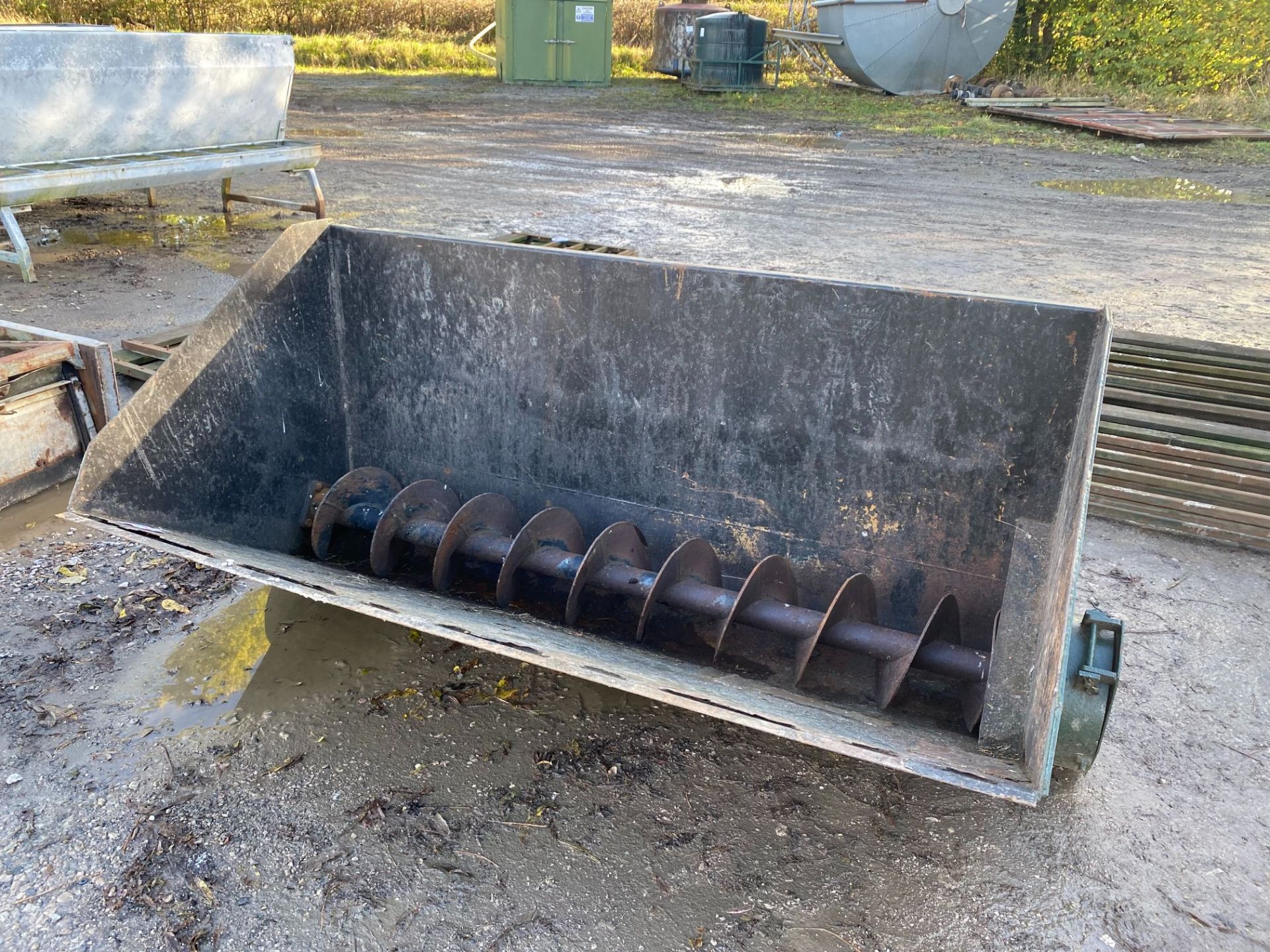 AUGER FEEDING BUCKET C/W PTO